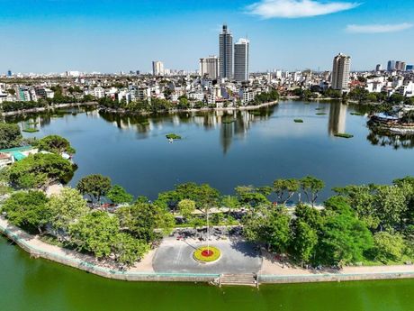 Một buổi chiều bên hồ Trúc Bạch: Góc Hà Nội rất đáng để đi chậm