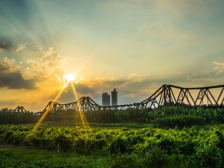 Ngắm hoàng hôn trên cầu Long Biên - Một Hà Nội rất khác