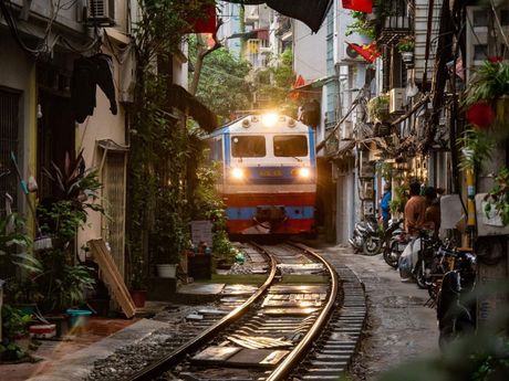 Hanoi Train Street gần 16 Nguyễn Khuyến – Chạm vào một nhịp sống rất khác của Hà Nội