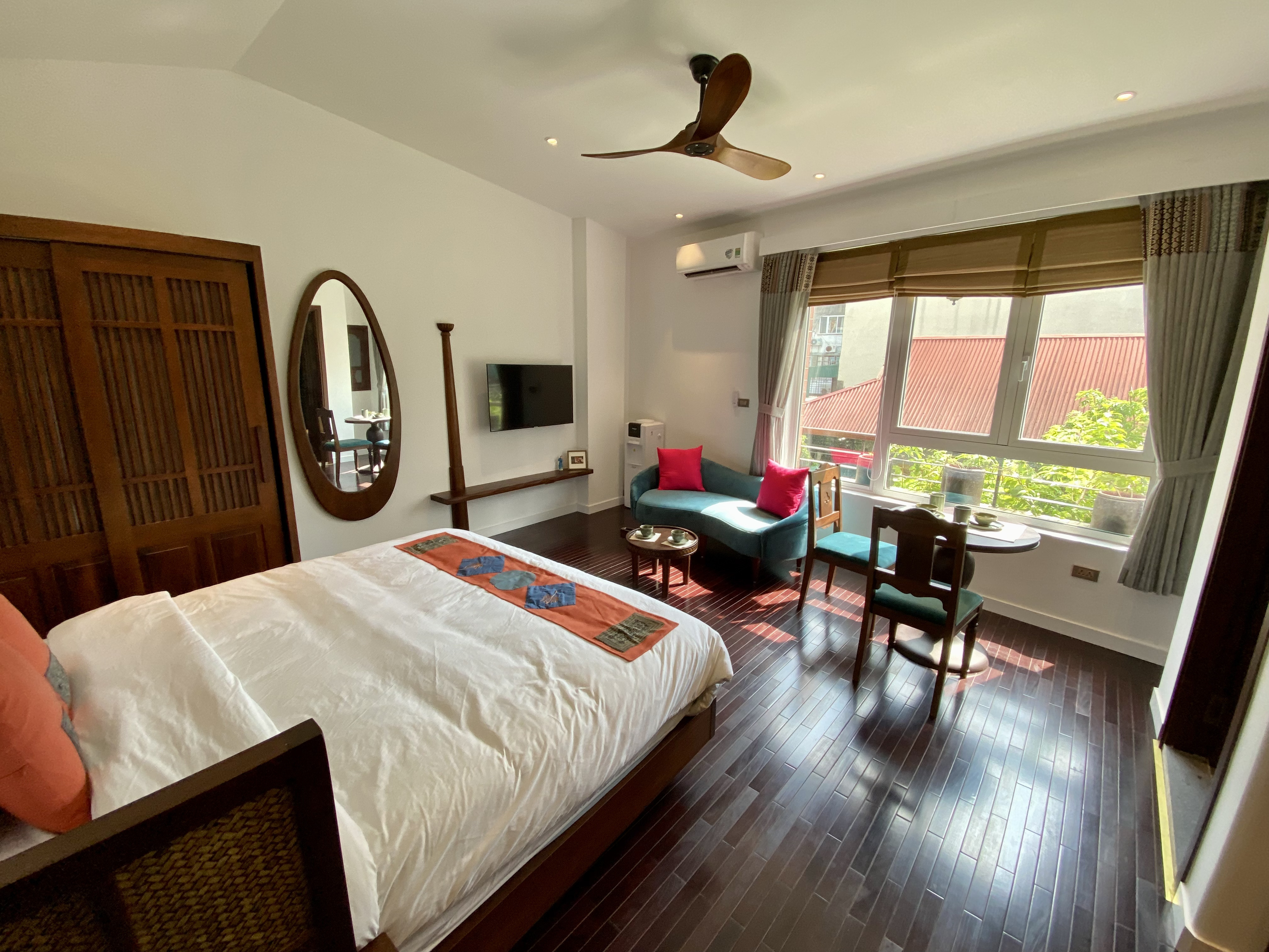 Signature City View Apartment With Windows