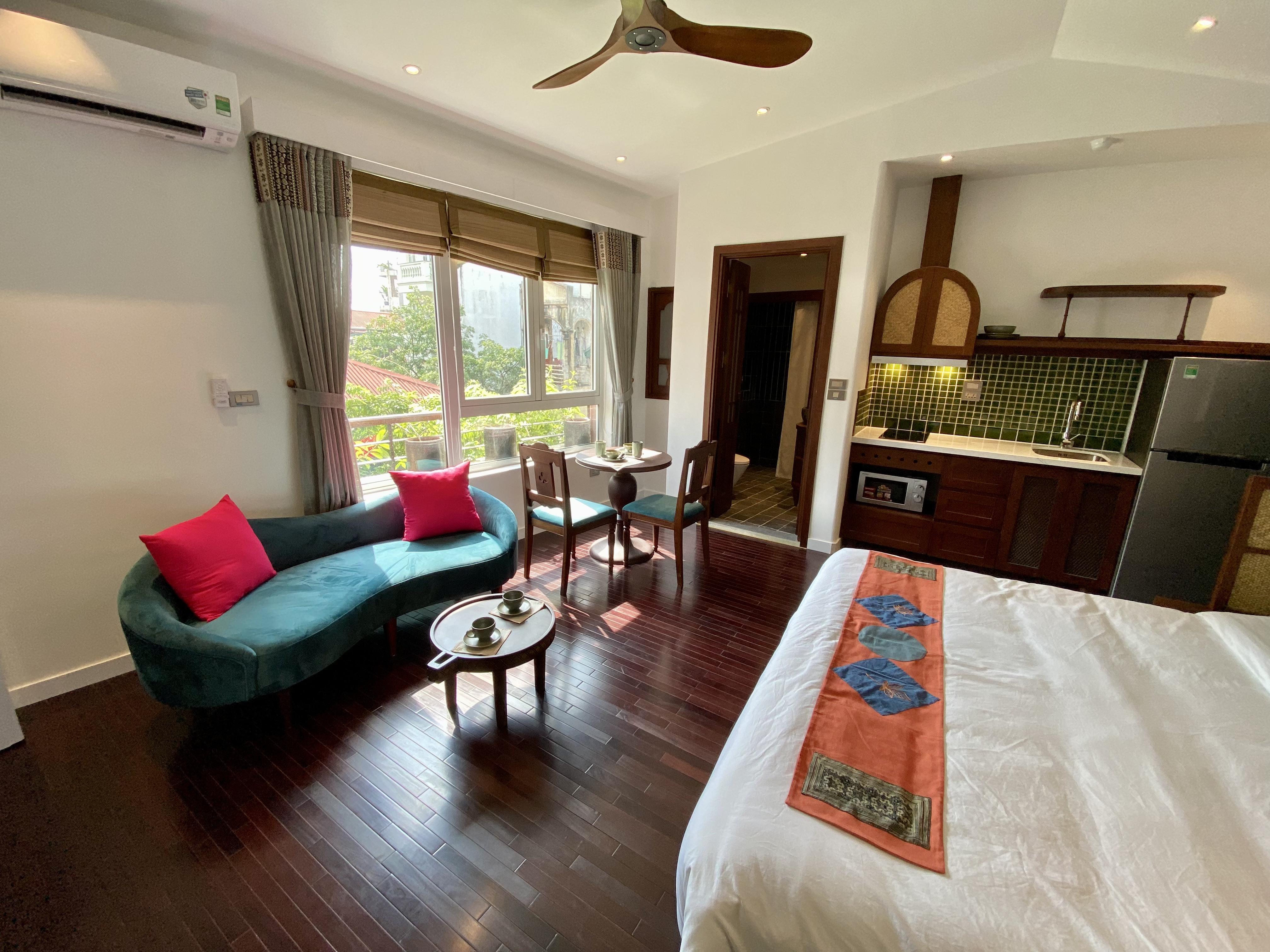 Signature City View Apartment With Windows