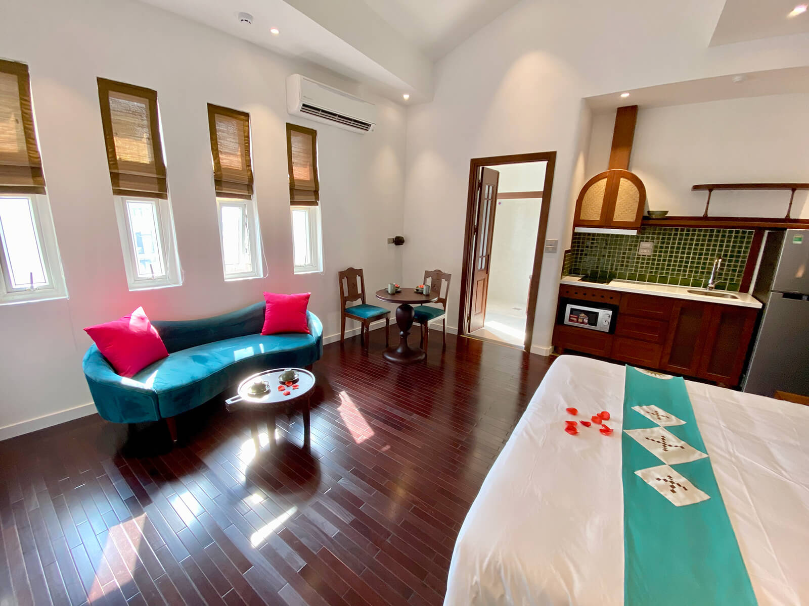 Signature City View Apartment With Windows