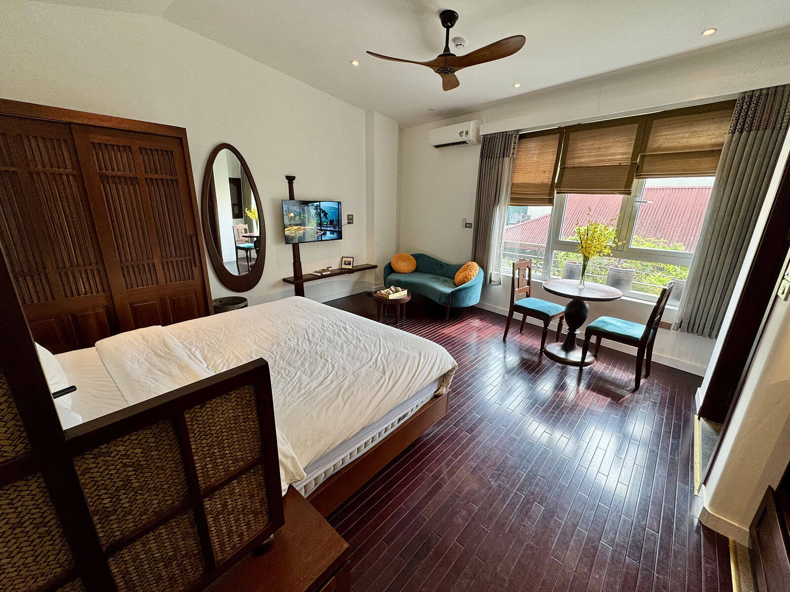 Signature City View Apartment With Windows