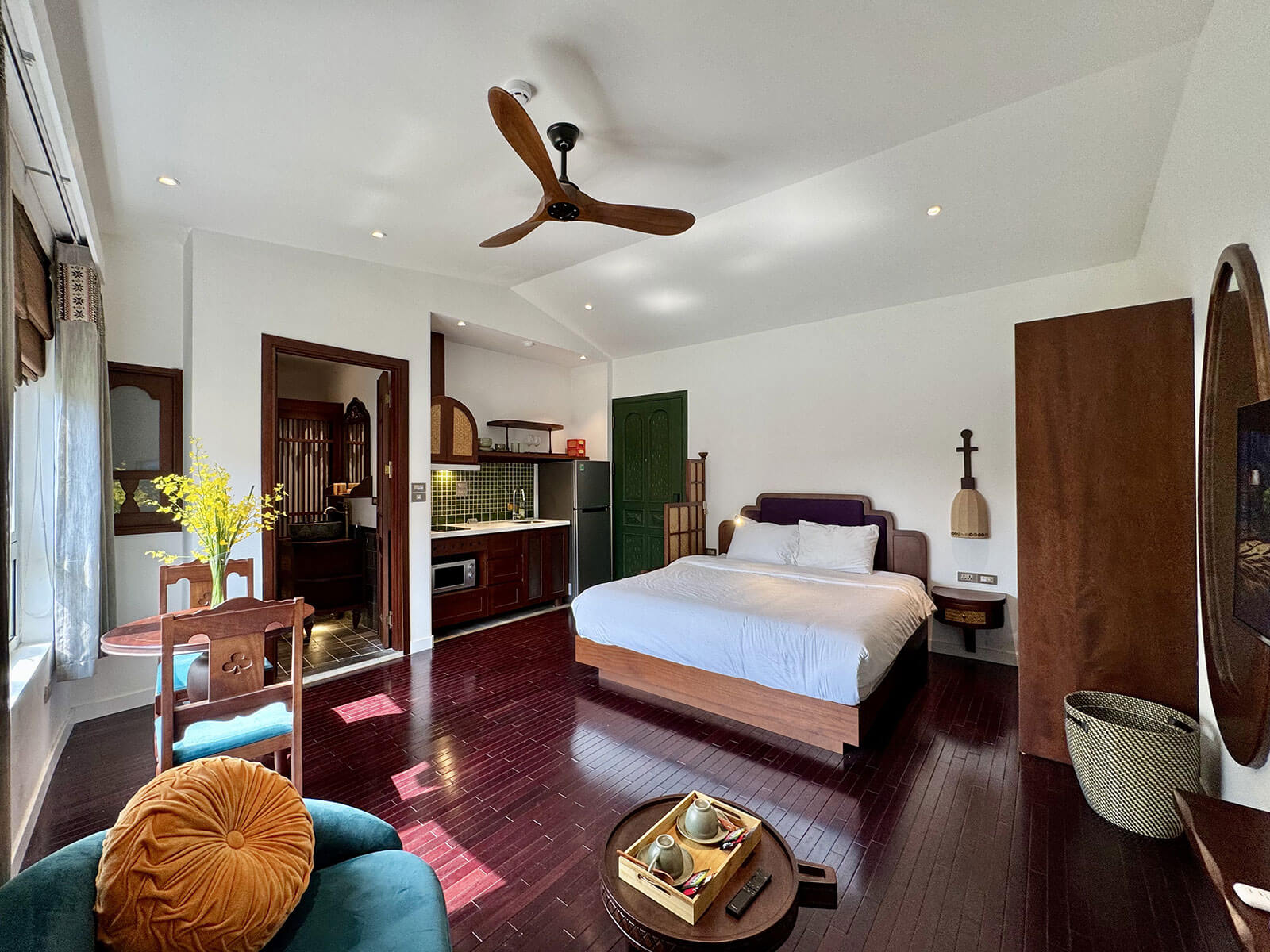 Signature City View Apartment With Windows