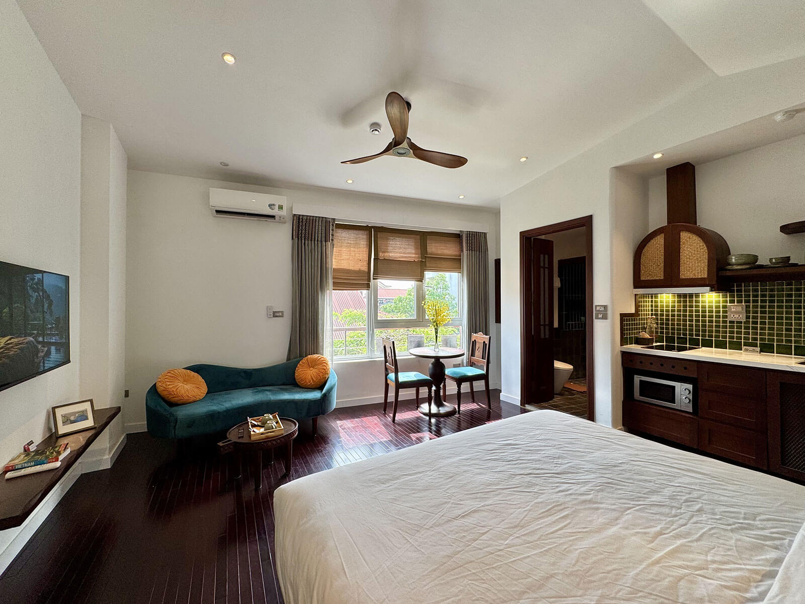 Signature City View Apartment With Windows