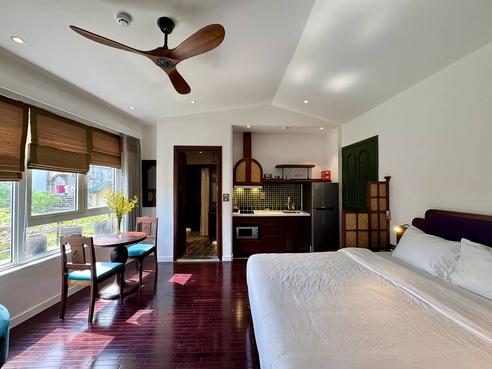 Signature City View Apartment With Windows