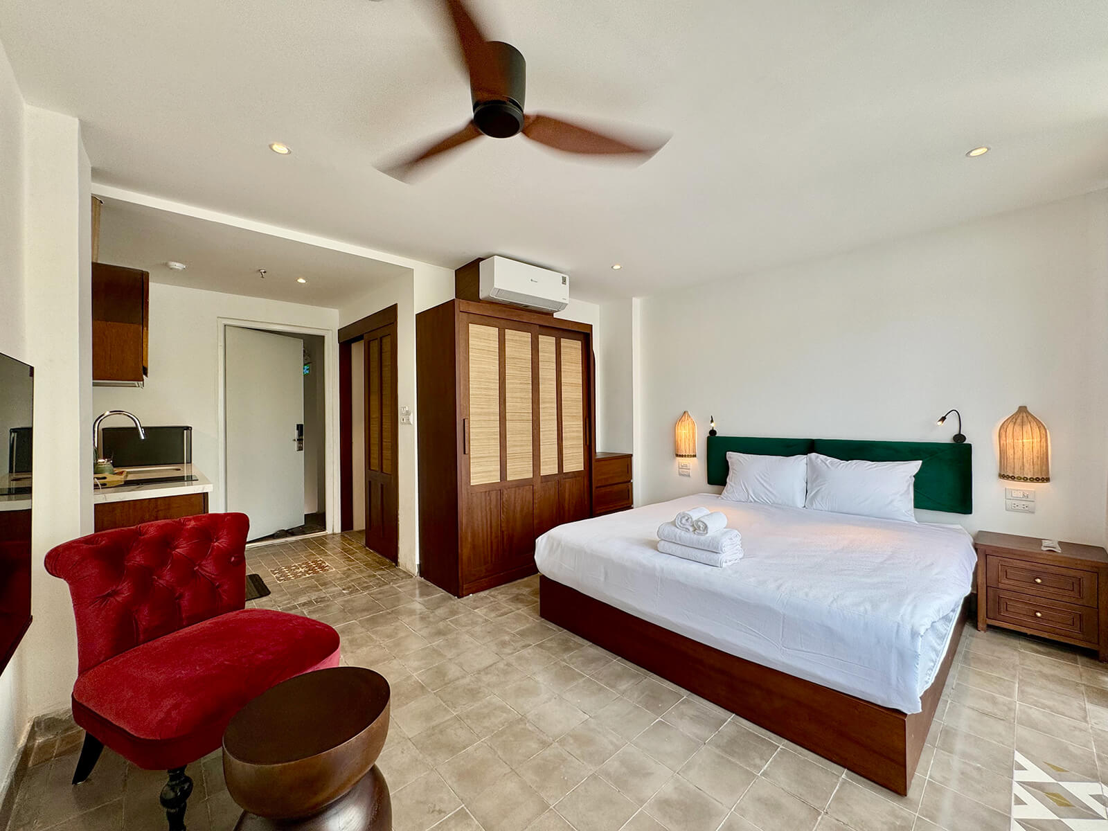 Deluxe Apartment With Lake View