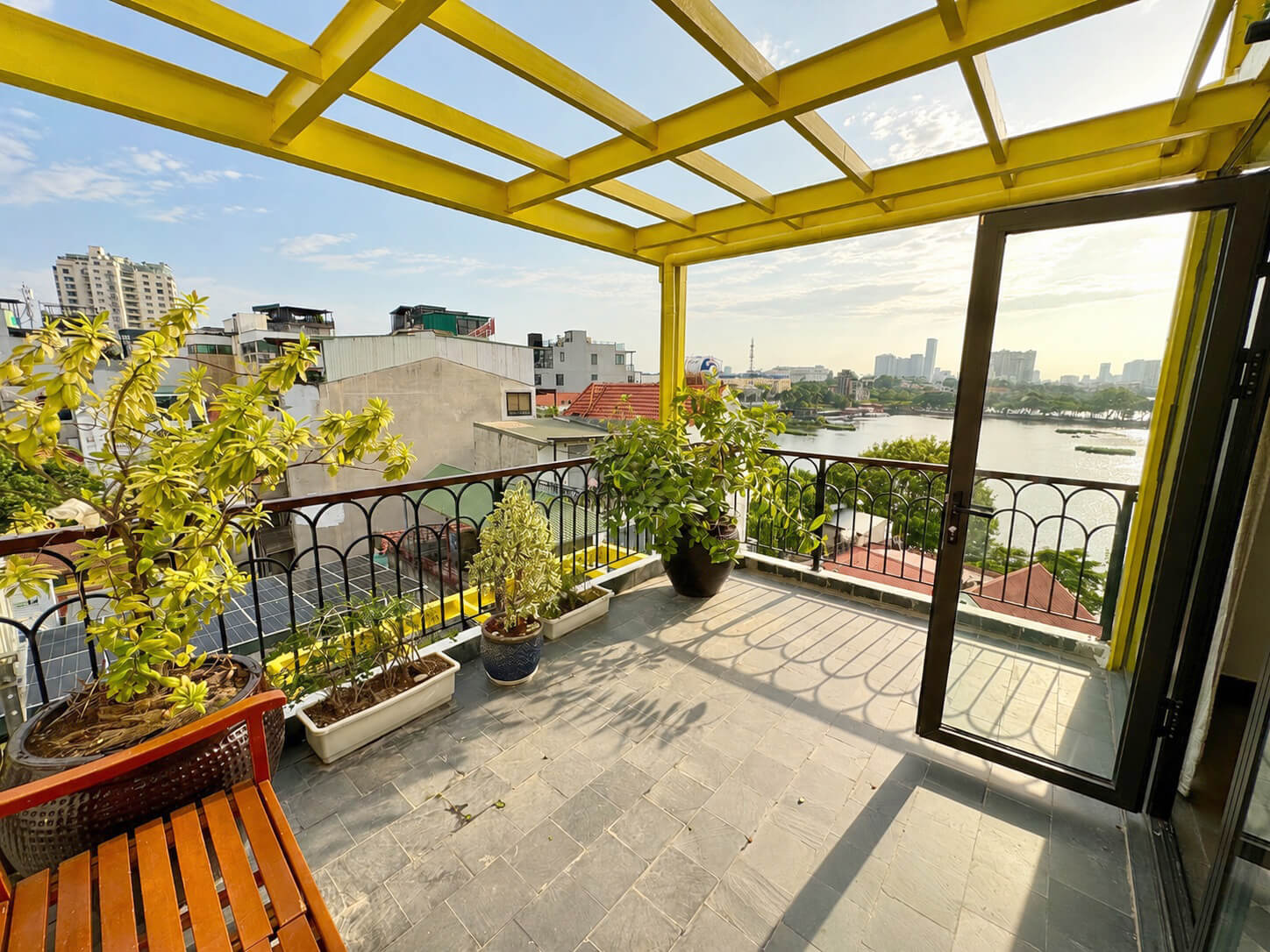 Deluxe Apartment With Lake View