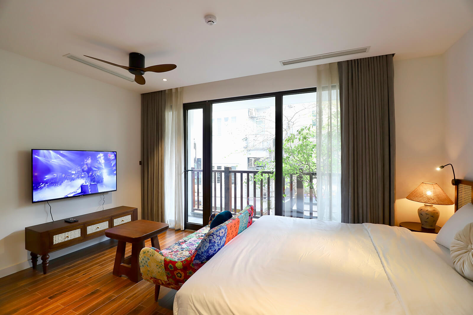 Signature Balcony Apartment With City View
