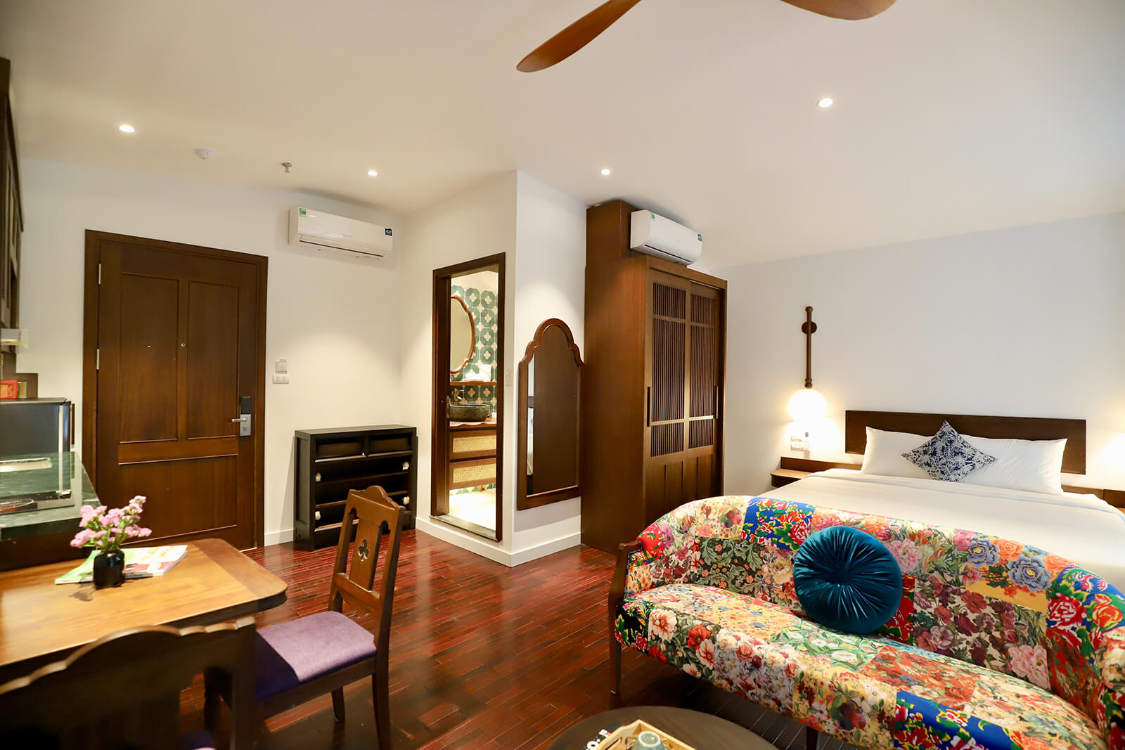 Premium One-bedroom Apartment With Balcony & City View