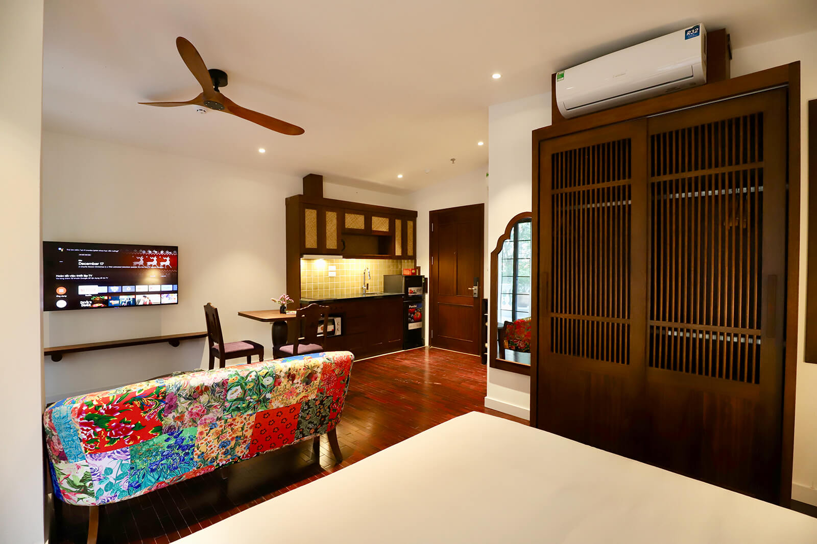 Premium One-bedroom Apartment With Balcony & City View