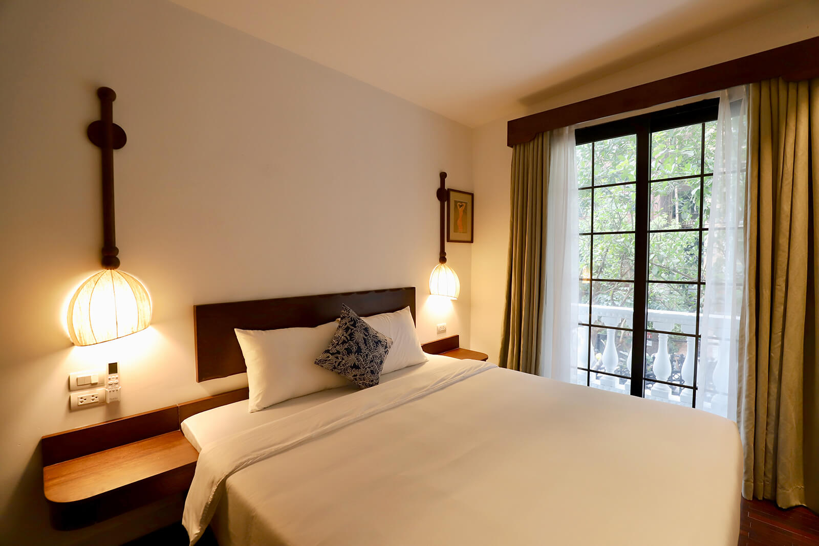 Premium One-bedroom Apartment With Balcony & City View