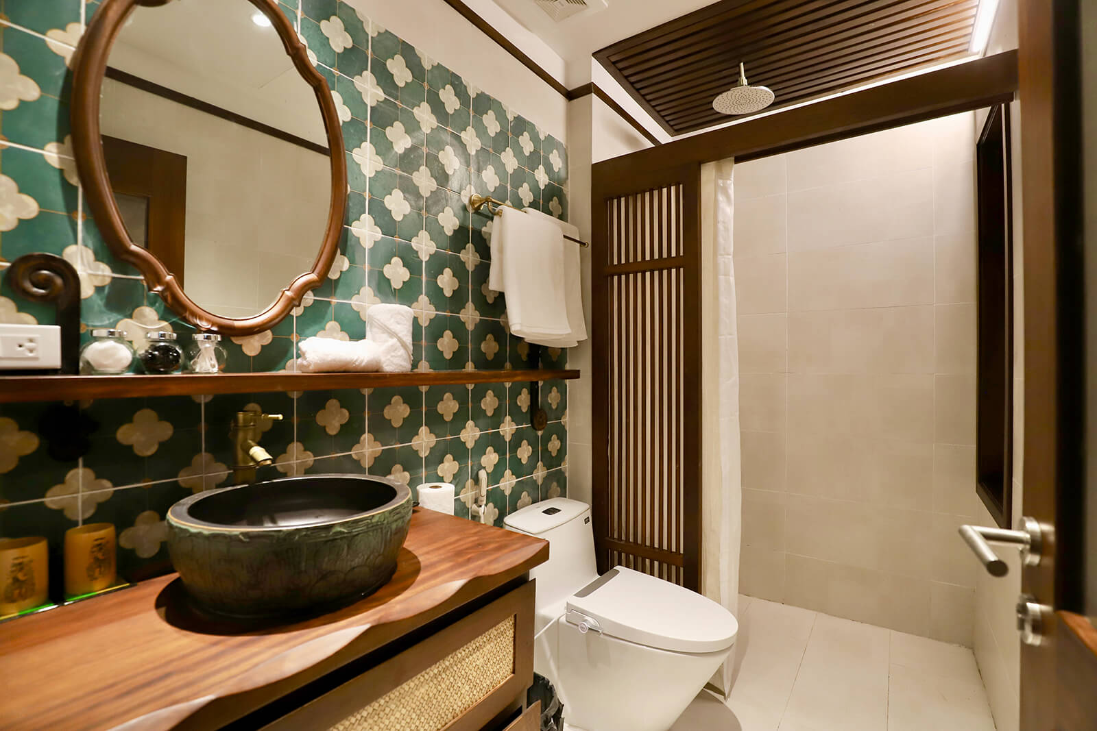 Premium One-bedroom Apartment With Balcony & City View
