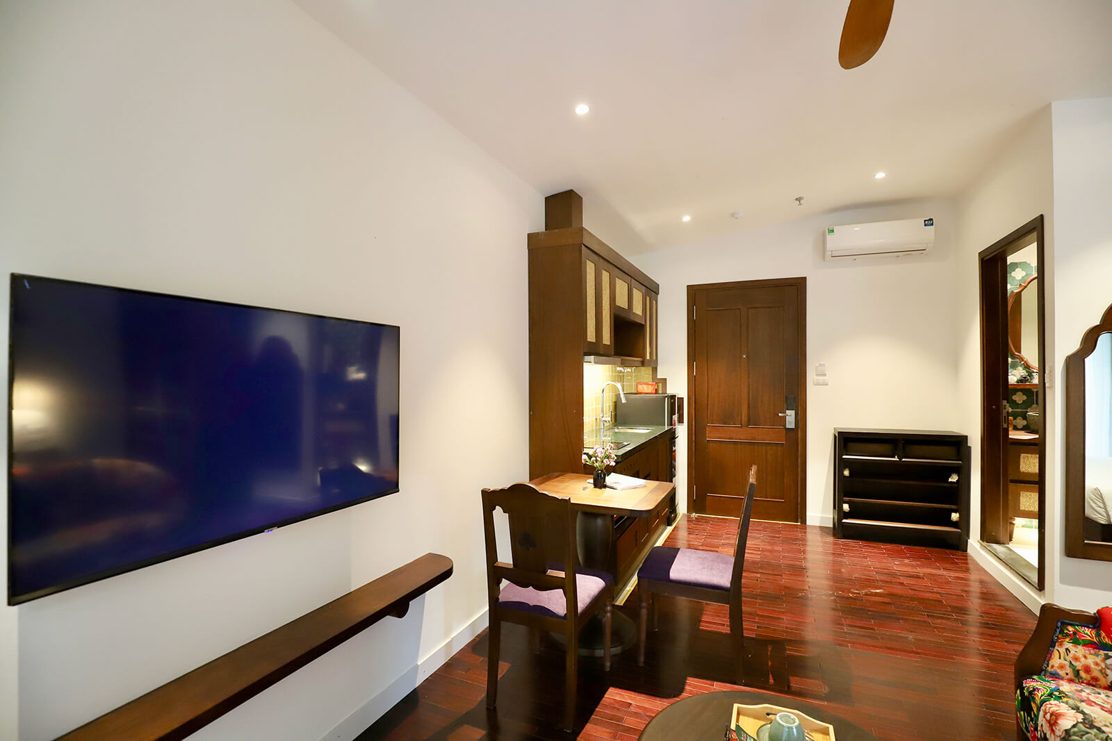 Premium One-bedroom Apartment With Balcony & City View
