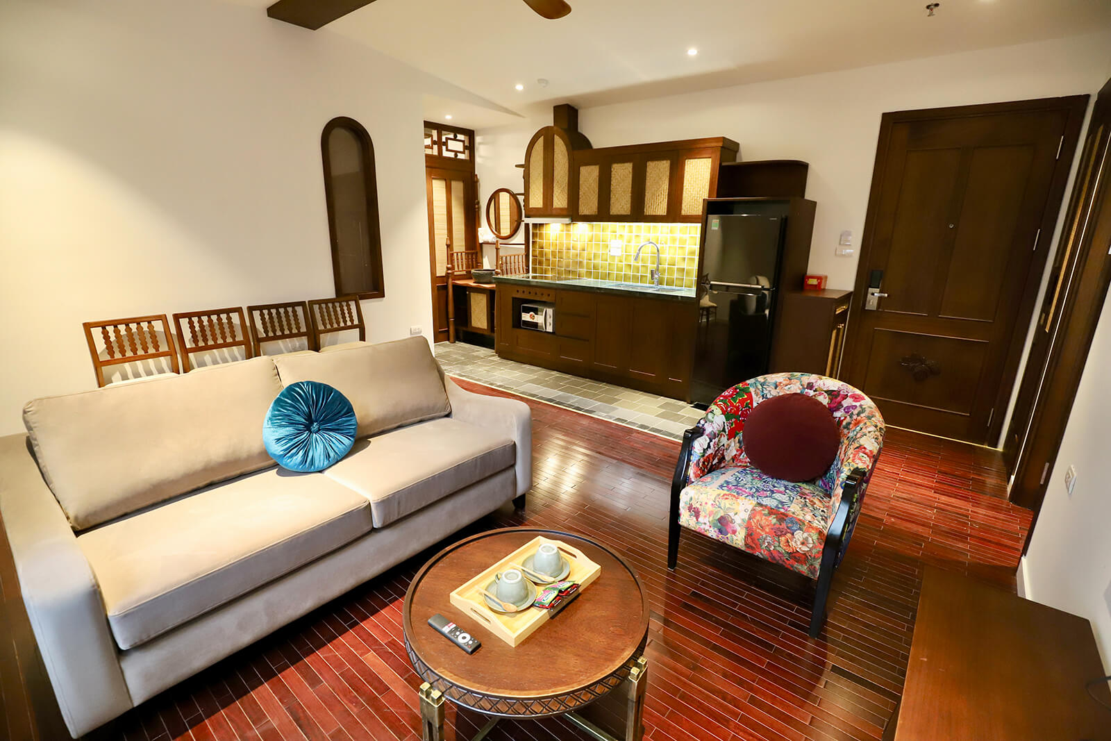 Standard Two-bedroom Apartment With Windows
