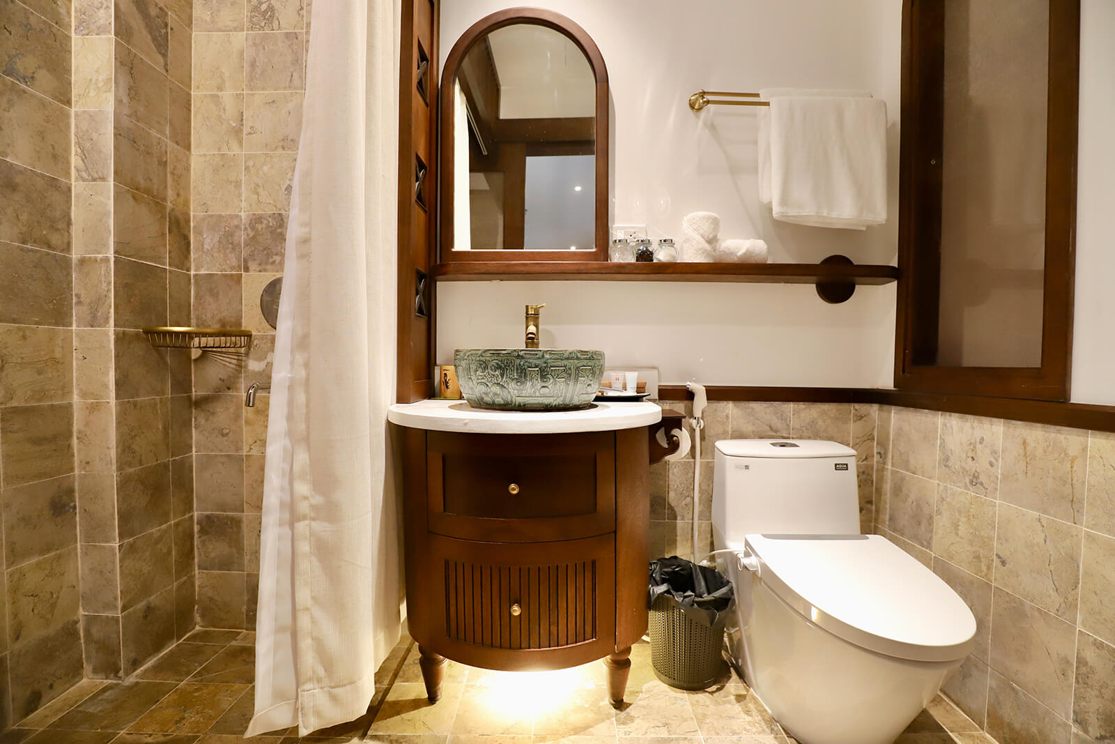 Deluxe Two-bedroom Apartment With Balcony