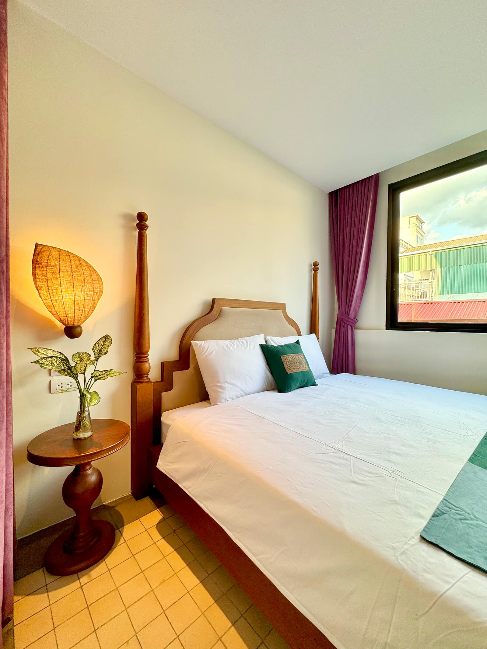 Studio room with Queen bed & Kitchen
