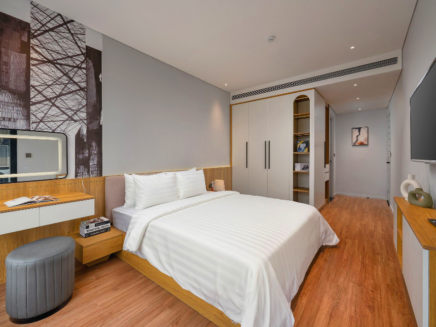 Three-bedroom Apartment With Truc Bach Lake View