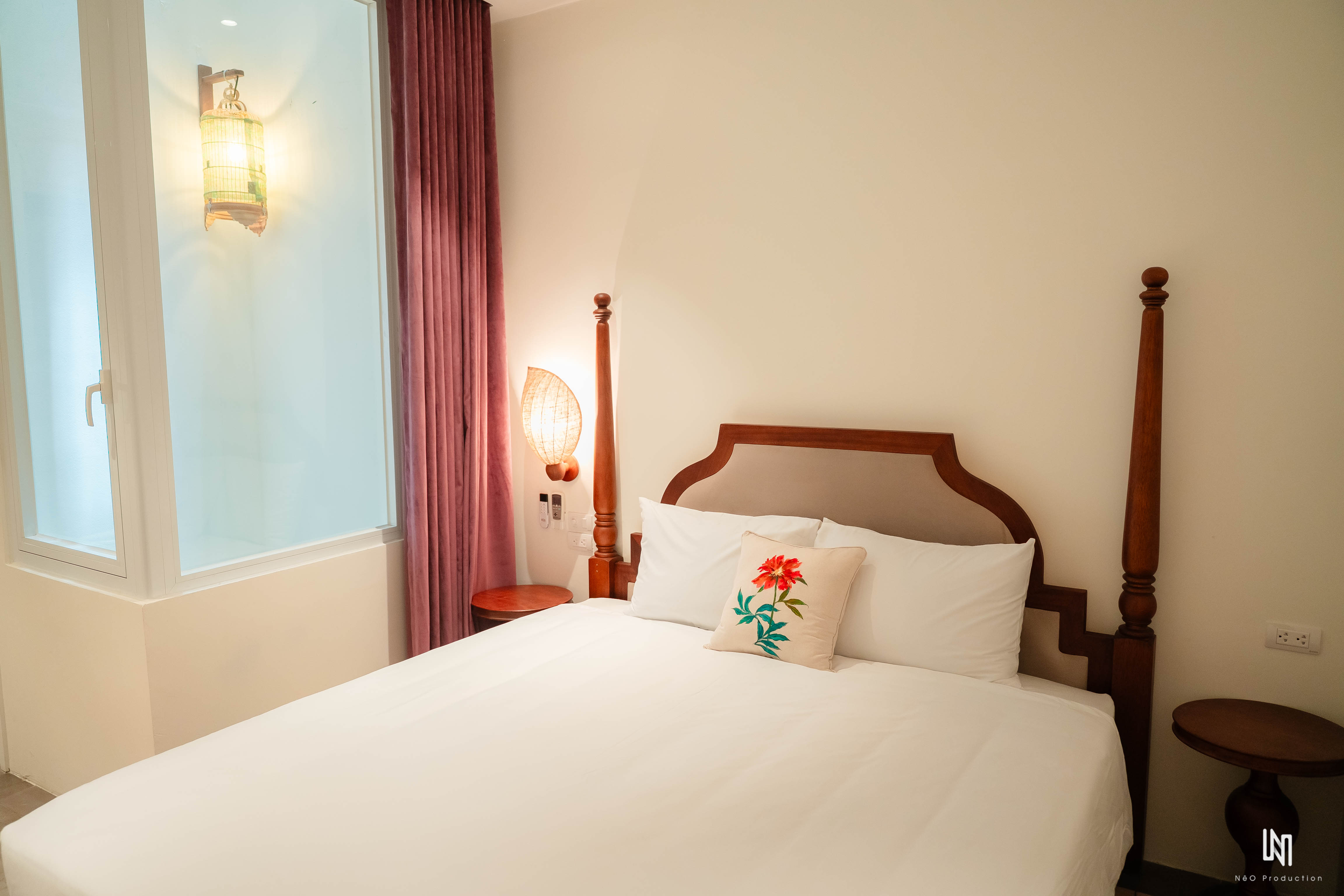 Studio room with Queen bed - lower floor
