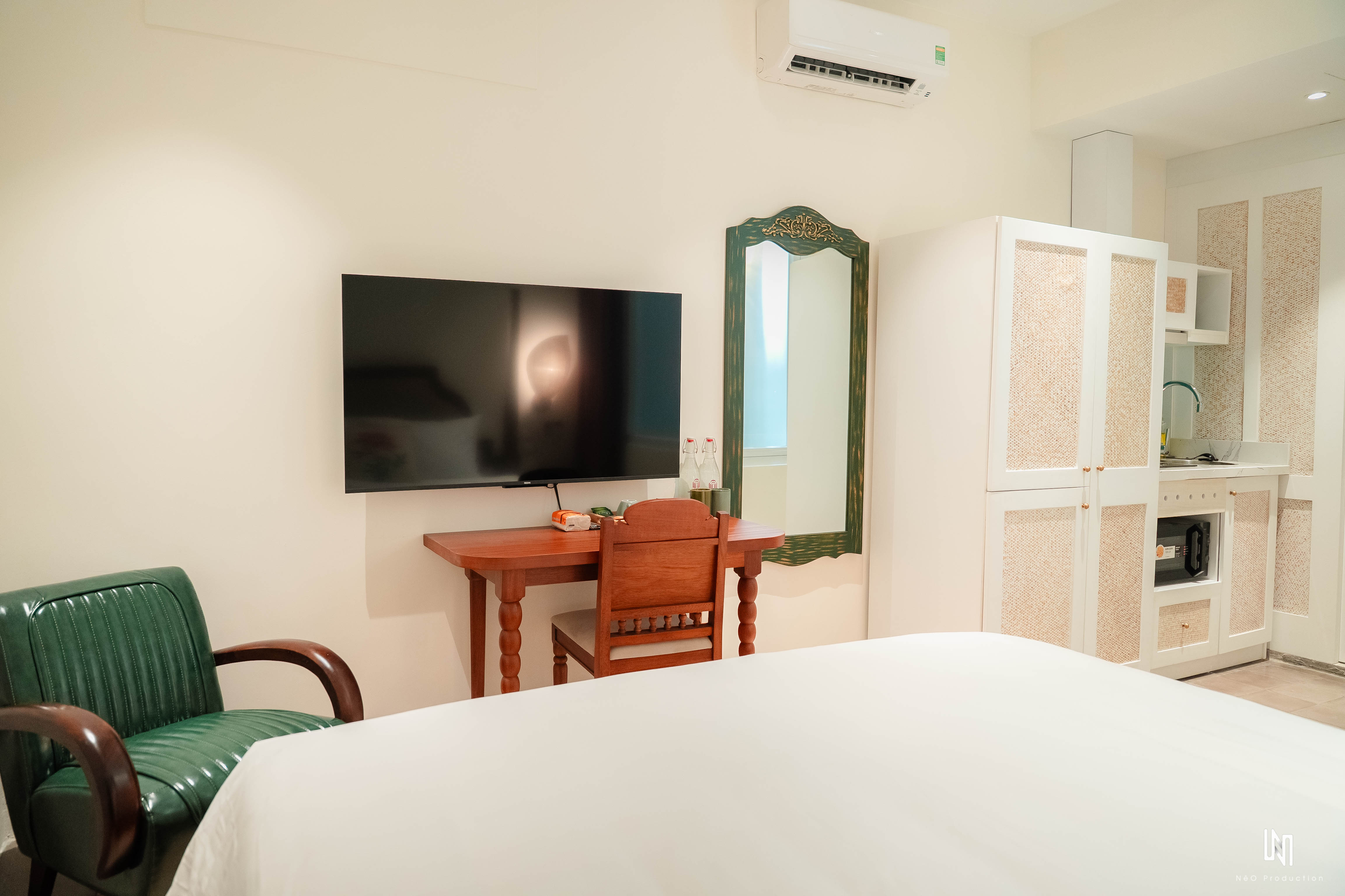 Studio room with Queen bed - lower floor