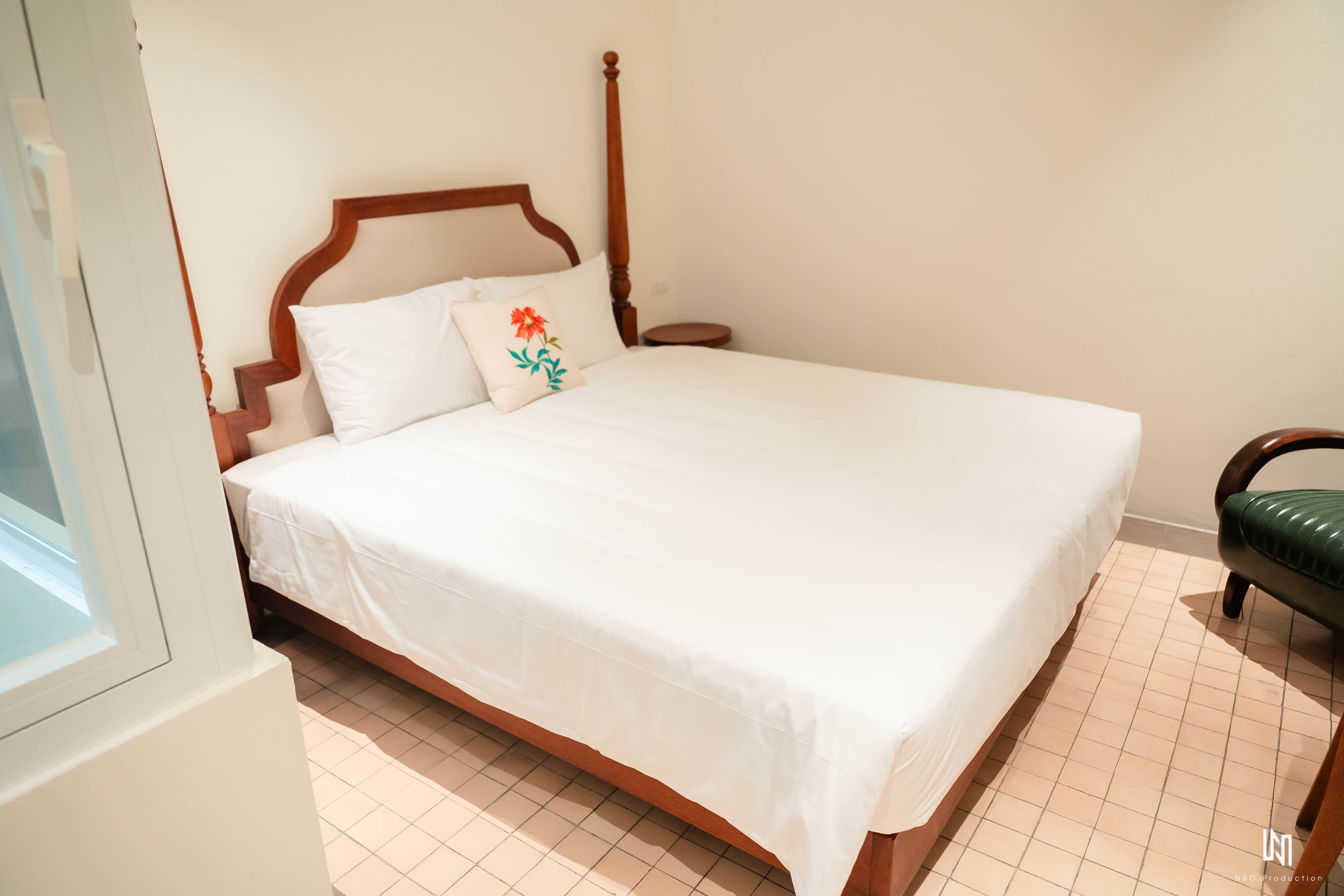 Studio room with Queen bed - lower floor