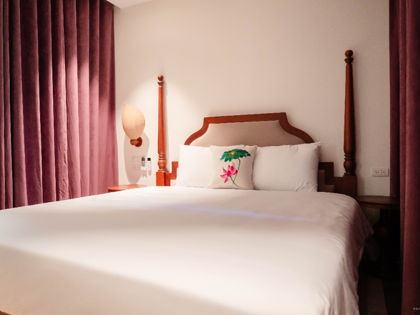Studio room with Queen bed - lower floor