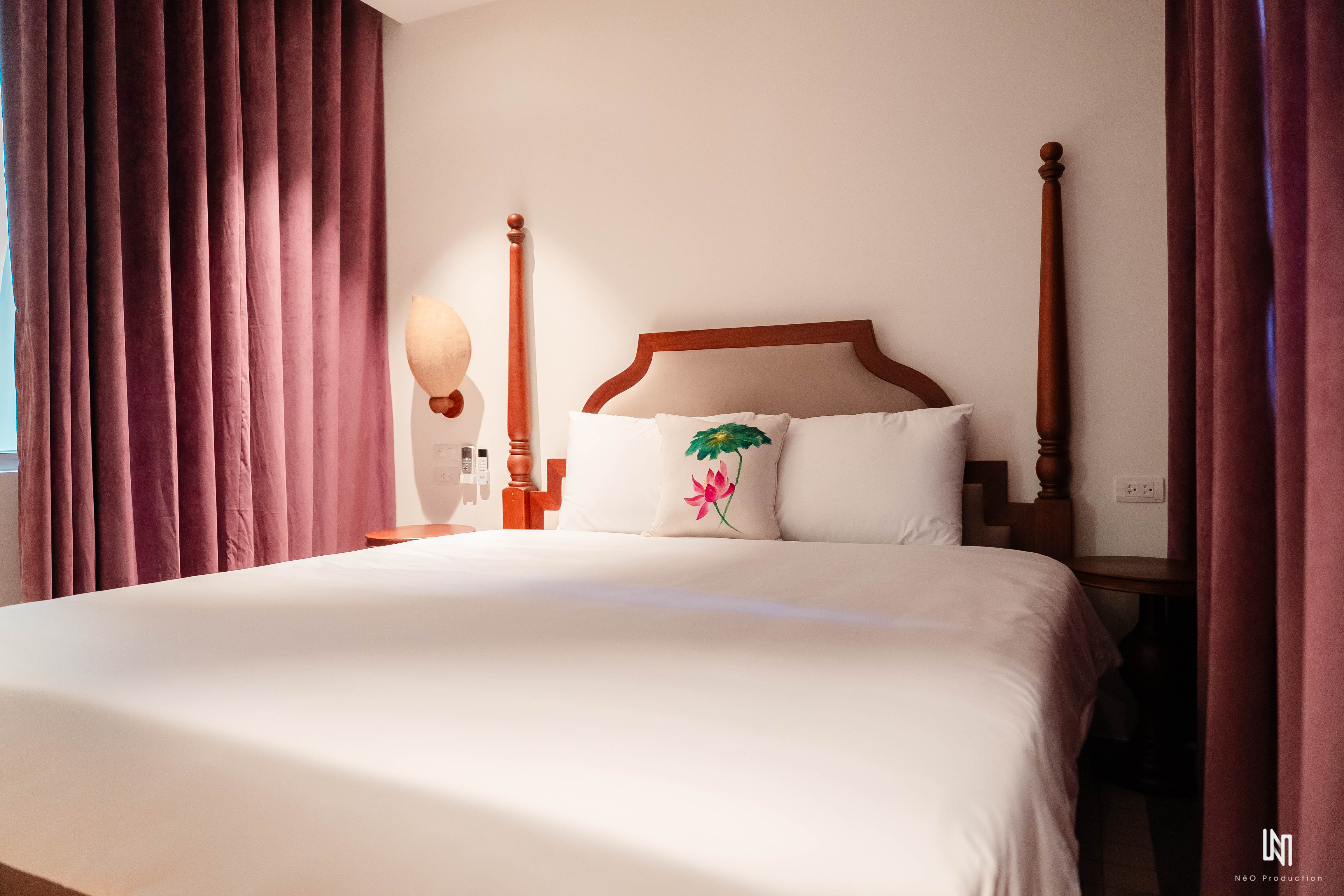 Studio room with Queen bed - lower floor